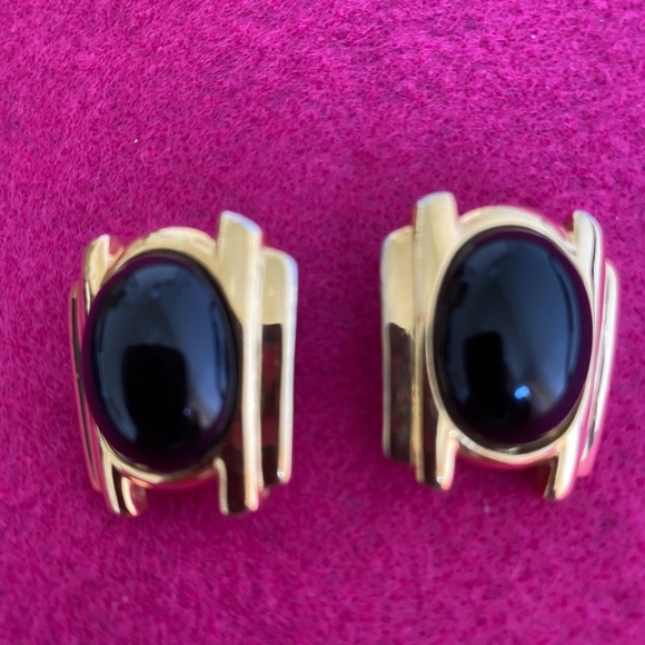 Crown Trifari Goldtone and Black Clip On Earrings - Picture 4 of 6